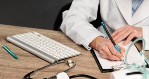 Médica é suspeita de negociar venda de atestados e receitas de remédios falsos para vacinação contra Covid