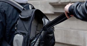 Ladrão leva mochila e deixa cidadão sem lenço e sem documento