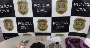 Usando mandado, polícia encontra 404 pinos com cocaína na casa do traficante