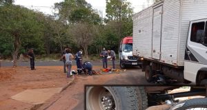 Acidente entre caminhão e moto deixa dois adolescentes feridos