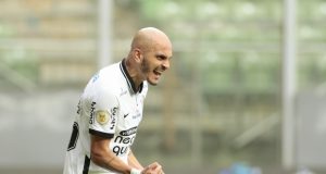 Corinthians vence a primeira no Brasileirão ao superar o América-MG