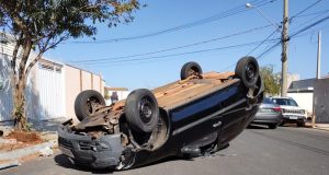 Mulher passa mal ao volante e capota carro no São Francisco
