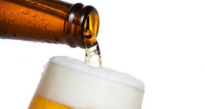 Furtou a cerveja que desce redondo e viu o sol nascer quadrado