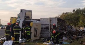 Caminhão tomba após colisão na rodovia SP-318 entre São Carlos-Ribeirão