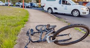 Morre ciclista de 68 anos atropelada por automóvel em rotatória