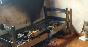 Filho encontra mãe no quarto com 50% do corpo queimado