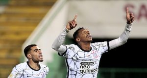 Fora de casa, Corinthians bate a Chapecoense pelo Brasileirão