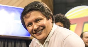 Cantor Giovani sofre acidente e carro capota em rodovia
