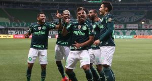 Palmeiras ganha do Grêmio e assume a liderança do Brasileirão