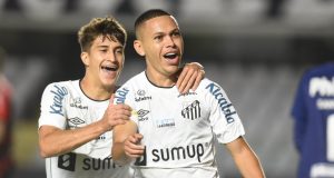 Santos vence o Athletico-PR e entra no G6 do Brasileirão