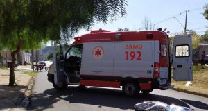 Jovem morre atropelado por ônibus após pular da janela do veículo em movimento