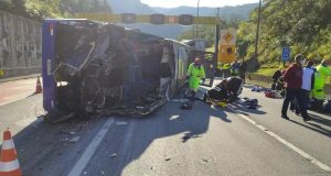 Ônibus com time de futsal tomba na pista, deixa feridos e mortos no PR