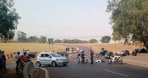 Mulher morre em acidente entre moto e carreta na rodovia