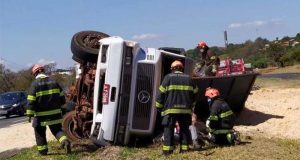 Caminhão com carga de serragem tomba na rodovia Rodovia Washington Luis