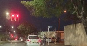 Carro desgovernado acaba se chocando contra muro de auto eletro na 36