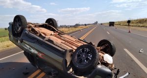 Carro capota na SP-255 na tarde desta segunda-feira