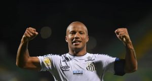 Santos segura a pressão e garante vitória contra a Chapecoense pelo Brasileirão