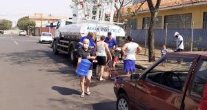 Sem água, moradores do Selmi Dei são socorridos por caminhões pipa