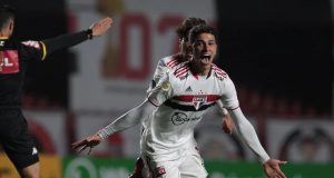 São Paulo marca no fim e vence Grêmio pelo Brasileirão