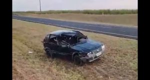Carro bate em traseira de caminhão na WL em Araraquara