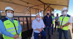 Prefeito e secretário estadual dos Transportes visitam obras de duplicação da SP-255