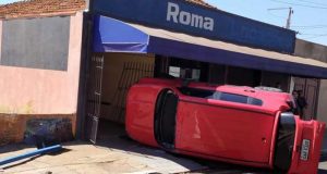 Jovem tomba carro ao fugir do ex-marido da namorada