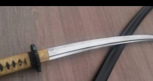 “Tiozão Samurai” desfila com espada no centro e arma é apreendida pela polícia