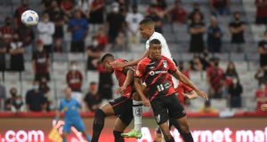 Fora de casa, Santos vence Athletico-PR e respira no Brasileirão