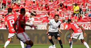 Corinthians vira, mas sofre gol nos acréscimos e empata com o Internacional