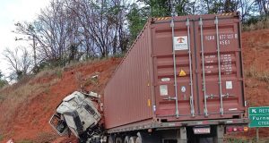 Motorista perde controle da direção e leva caminhão ao barranco