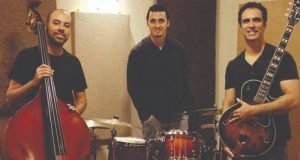 Trio Zabumbê toca clássicos do estilo no show ‘Standards do Jazz’, destaque no Sesc Araraquara