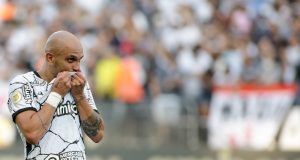Corinthians vence Athletico-PR e garante vaga na Libertadores
