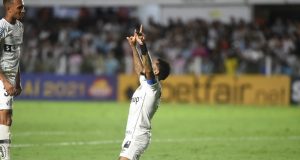 Santos ganha do Red Bull Bragantino e respira contra o rebaixamento