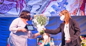Eliana Honain recebe ‘Prêmio Sergio Arouca de Saúde e Cidadania’ do sindicato dos trabalhadores da Fiocruz