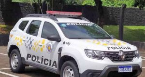 Acusado de embriaguez, motorista colide carro na Rodovia Washington Luís