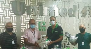 Unimed Araraquara doa brinquedos para a campanha “Natal + Feliz”