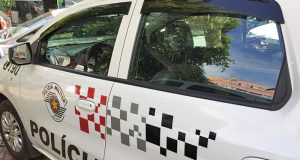 Mulher chega em casa e enfrenta a saga do ladrão no interior da cozinha