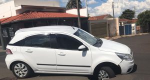 Asfalto engole roda de carro no cruzamento da Avenida Espírito Santo com a Rua Pará