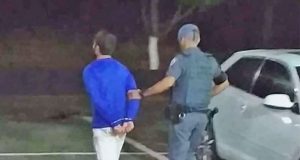 Pai e filho são presos após serem acusados de roubar caminhonete