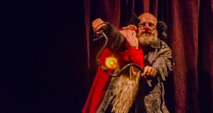 Klaus está em crise. Sua história será contada em espetáculo neste sábado (29/01)