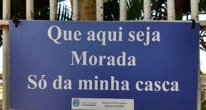 Em placa no portão do Cemitério São Bento a prefeitura dá boas-vindas aos mortos