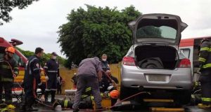 Motociclista vai parar embaixo de carro após colisão