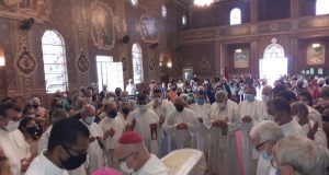 Amigos e fiéis dão o último adeus ao Padre Luiz, da Igreja de Santo Antônio