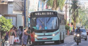 Motorista da Paraty para o ônibus na 9 de Julho, desce e agride casal de idosos