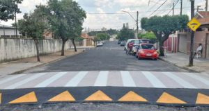 Equipes de sinalização viária atuam em vários bairros