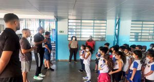 Atletas do AZ Basquete interagem com crianças de Gavião Peixoto