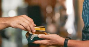 Mulher entrega cartão ao motoboy e depois vê que perdeu R$ 17 mil