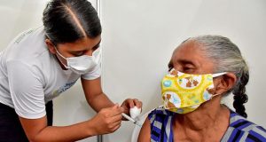 Saúde anuncia 4ª dose para idosos com mais de 65 anos a partir de segunda-feira