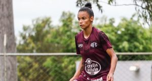 Volante Karina ganha elogios de Roberta Batista sobre seu desempenho na Ferroviária