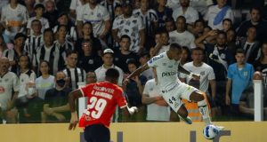 Com emoção, Santos vence Universidad de Quito-EQU e se reabilita na Sul-Americana